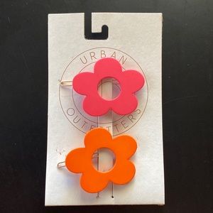 Urban Outfitters Twiggy Flower hair clip set